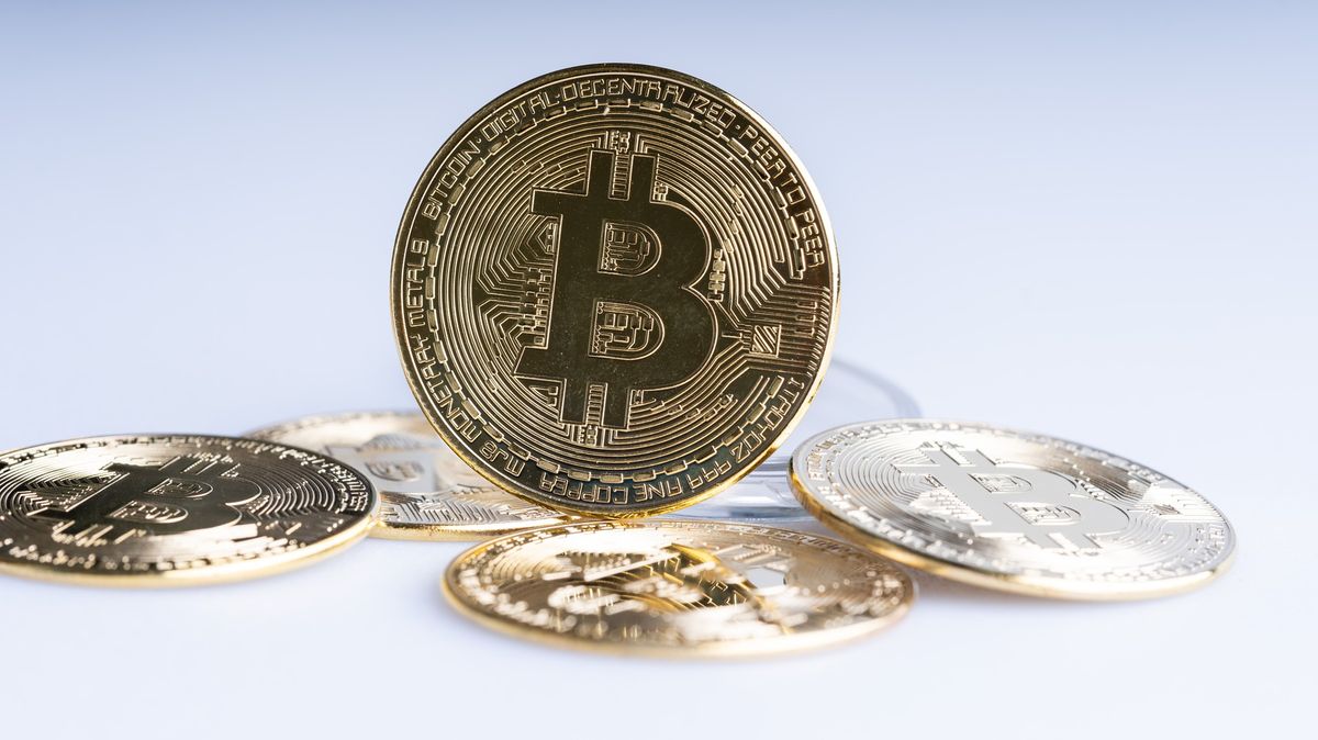 Bitcoin překročil cenu 57 000 dolarů. Poprvé od května